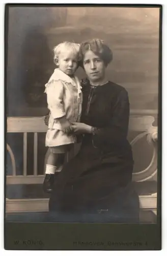 Fotografie W. König, Hannover, Bahnhofstr. 4, Mutter mit Kind auf einer Bank