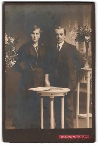 Fotografie Gustav Scheerer, Esslingen, Bahnhofstr. 5, Paar mit Tisch und Blumendekoration