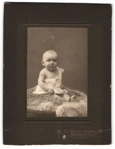 Fotografie W. Glahn, Nürnberg, Allersbergerstr. 51, Kleinkind auf Fell