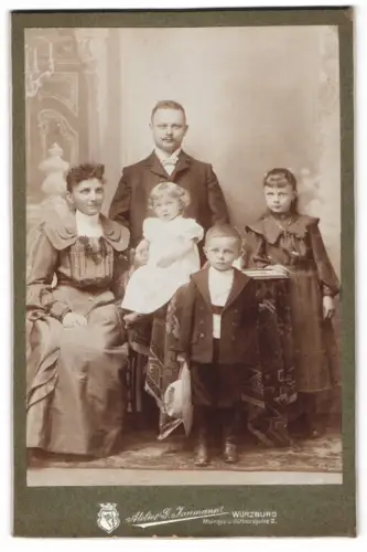 Fotografie Atelier G. Jaumann, Würzburg, Büttnersgasse 2, Familienporträt mit vier Personen