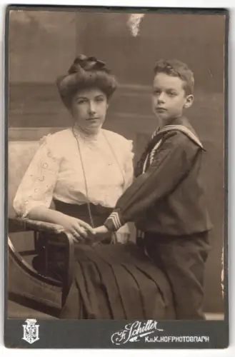 Fotografie Fr. Schiller, Wien, Mariahilferstrasse 107, Frau mit Kind im Matrosenanzug