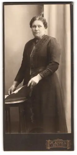 Fotografie M. Appel, Berlin, Neue Königstr. 2, Frau in elegantem Kleid