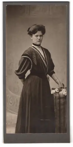Fotografie unbekannter Fotograf und Ort, Elegante Dame im dunklen Kleid