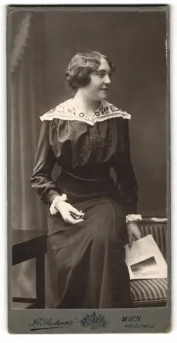 Fotografie J. E. Bednarik, Wien, Hauptstrasse 96, Dame mit elegantem Kleid