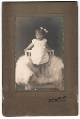 Fotografie H. Engelbrecht, Bayreuth, Kind auf Stuhl stehend