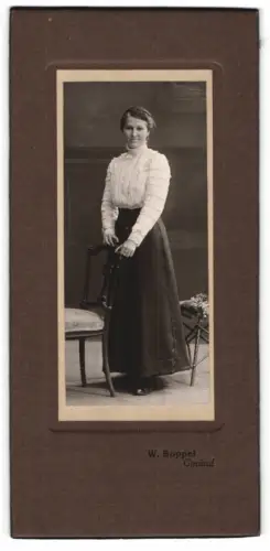 Fotografie W. Boppel, Gmünd, Elegante Dame mit Stuhl