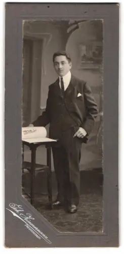 Fotografie Joh. Zimmermann, Freudenstadt, Junger Mann mit Buch
