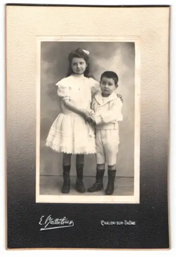 Fotografie E. Barthélemy, Chalon-sur-Saône, Zwei Kinder in eleganter Kleidung