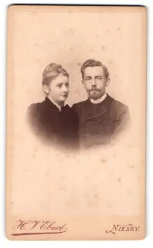 Fotografie H. V. Ebert, Niesky, Sir Heini Geller und Frau im Porträt