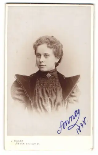 Fotografie J. Maass, Lübeck, Breitestr. 37, Anna in elegantem Kleid 1898