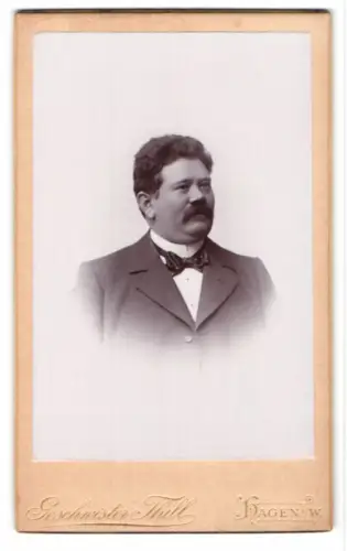 Fotografie Geschwister Thill, Hagen i.W., Elberfelderstr. 49, Porträt eines Mannes mit Schnurrbart 1899