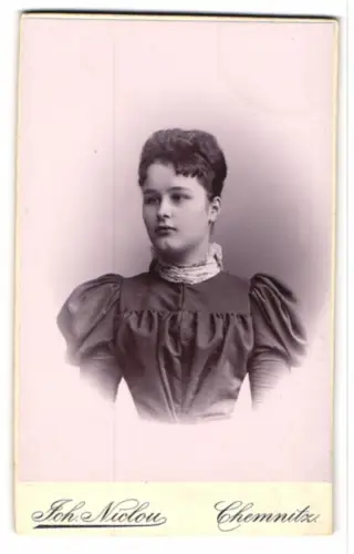 Fotografie Joh. Nicolou, Chemnitz, Königstrasse 5, Gerli Keller im Porträt