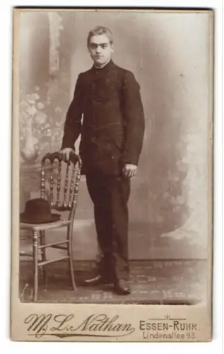 Fotografie M. L. Nathan, Essen-Ruhr, Lindenallee 93, August Trier mit Stuhl
