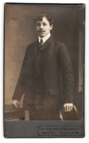 Fotografie Th. Hoffmann, Basel, Klarastr. 36, Joseph Rum im Anzug