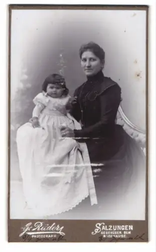 Fotografie G. Rüder, Salzungen, E. Schilling mit ihrem Kind 1904