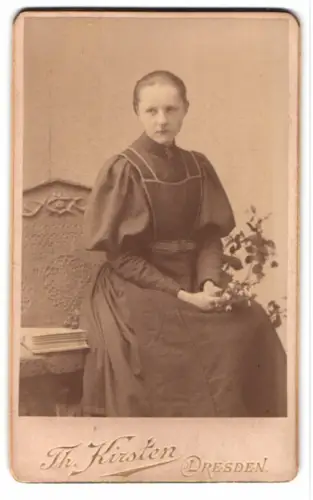 Fotografie Th. Kirsten, Dresden, Bautznerstrasse 12, Frau von Winckler mit Blumenstrauss