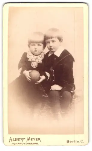 Fotografie Albert Meyer, Berlin, Alexanderstrasse 45, Anna und ihr Geschwisterkind mit einem Ball