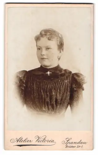 Fotografie Atelier Victoria, Spandau, Brücken Str. 1, Frau Becker in dunklem Kleid
