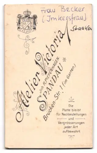 Fotografie Atelier Victoria, Spandau, Brücken Str. 1, Frau Becker in dunklem Kleid