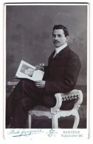 Fotografie Fritz Jungcurt, Rinteln, Bahnhofstr. 441, Mann mit Buch auf Stuhl Mai 1905