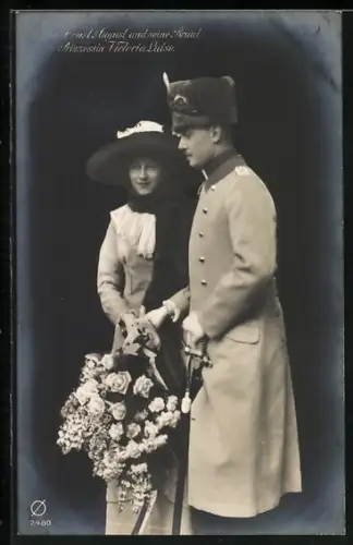 AK Prinz Ernst August im Mantel mit Fellmütze und seine Braut Prinzessin Victoria Luise mit Blumenstrauss
