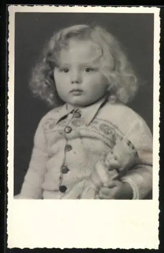 AK kleines blondes Mädchen mit Puppe