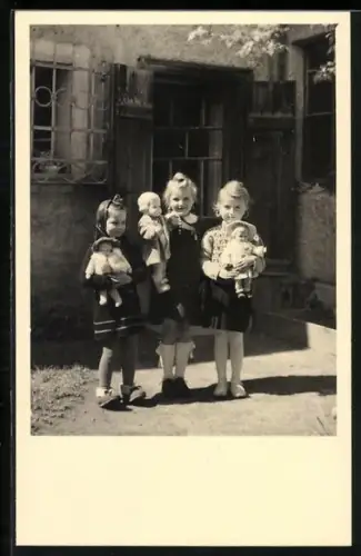 AK drei Mädchen mit ihren Puppen