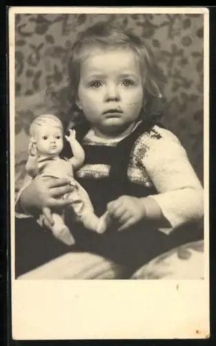 AK kleines Mädchen mit ihrer Puppe im Arm