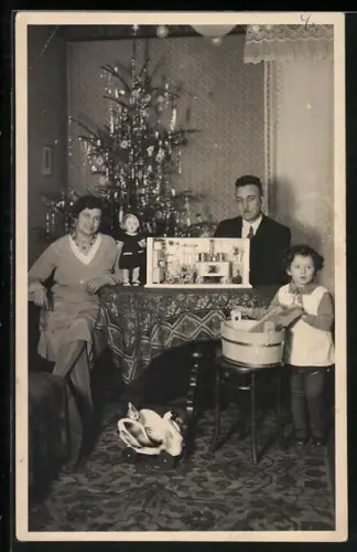 AK Mädchen freut sich an Weihnachten über Puppenstube und Puppe