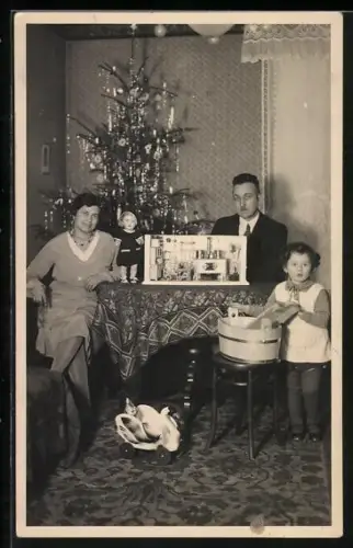AK junges Mädchen bekommt zu Weihnachten Puppenstube und Puppe geschenkt, 1933