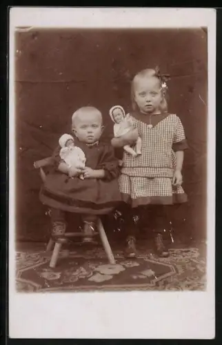 Foto-AK zwei Mädchen mit ihren Puppen im Arm