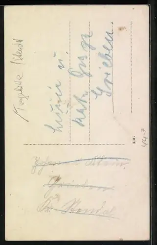 Foto-AK zwei Mädchen mit ihren Puppen im Arm