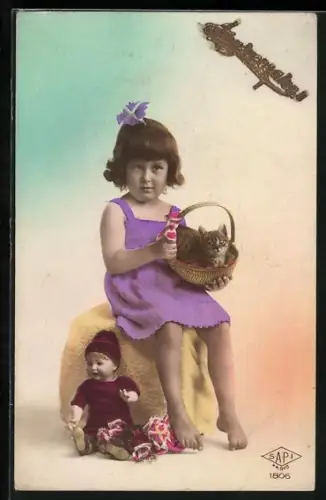 AK kleines Mädchen mit Puppe und Katze im Korb