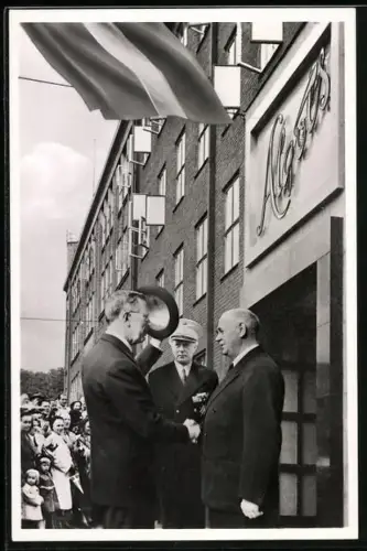 AK Fran H. M. Konungens besök i Algots-fabrikerna, König von Schweden, 1951