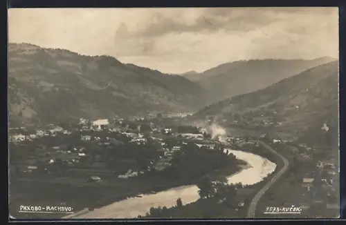 Foto-AK Rachovo, Blick in das Tal mit dem Ort