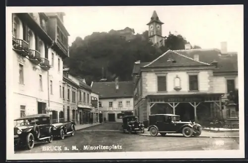 AK Bruck an der Mur, Minoritenplatz mit Autos, Kaffee Austria