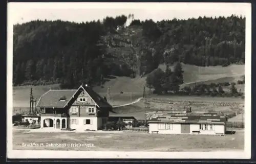 Foto-AK Bruck / Mur, Blick auf das Jahn Haus und die Friesenhalle
