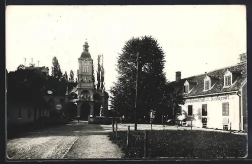 Foto-AK Gleisdorf, Strassenpartie mit Gasthaus zum Kirchenwirt und Kirche