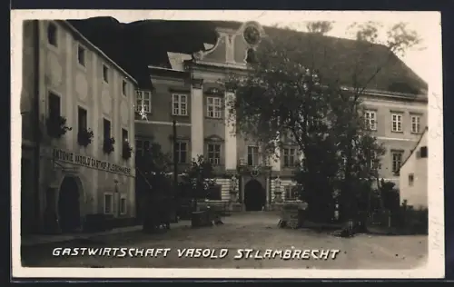 AK St. Lambrecht, Gasthaus Vasold und Säulenportal-Gebäude, Ortspartie