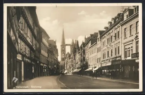 AK Halberstadt, Strasse Breiteweg mit Geschäften und Kirche