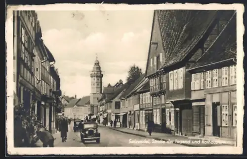 AK Salzwedel, Strasse der Jugend und Rathausturm