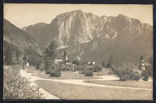 Foto-AK Altaussee, Blick zur Kirche mit Bergmassiv