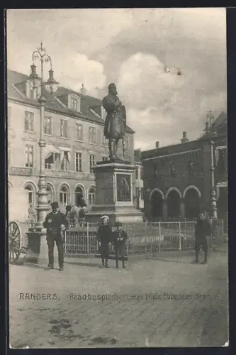 AK Randers, Raadhuspladsen med Niels Ebbesens Statue