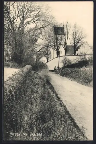 AK Tybjerg, Ortseingang mit Blick zur Kirche