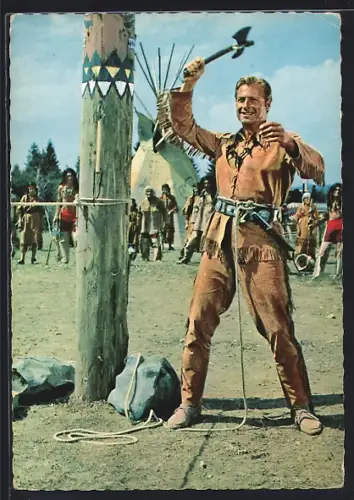 AK Szene aus der Schatz im Silbersee nach Karl May, Lex Barker als Old Shatterhand am Materpfahl