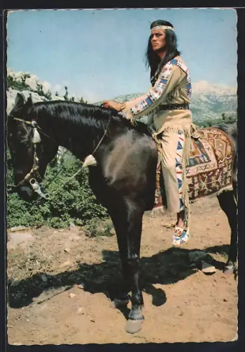 AK Pierre Brice in Winnetou I. Teil als Winnetou auf einem Pferd, Karl May-Film