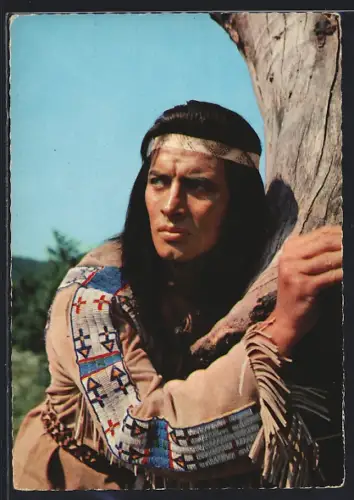 AK Schauspieler Pierre Brice an einem Baum in dem Film Winnetou, Teil 2