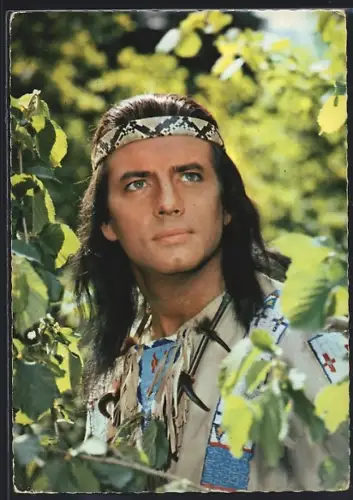 AK Schauspieler Pierre Brice im Versteck in dem Film Winnetou, Teil 2