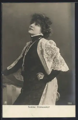 AK Schauspielerin Sarah Bernhardt im eleganten Kleid