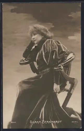 AK Schauspielerin Sarah Bernhardt im schwarzem Kleid und wartend auf einem Stuhl sitzend